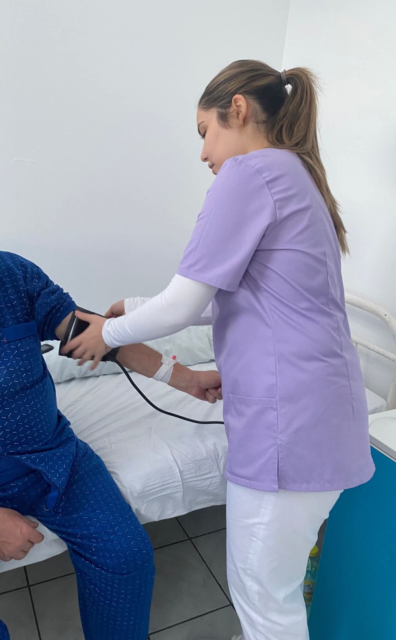 Elevă măsurând tensiunea arterială în timpul practicii